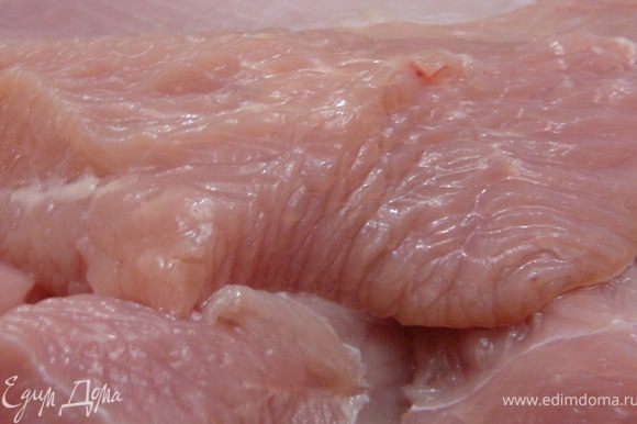 Мясо (филе индейки) вымыть,обсушить и порубить или же перекрутить на мясорубке с использованием крупной решетки.
