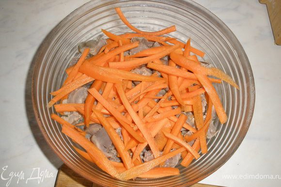 Уложить в миску порезанные на небольшие кусочки желудочки, на них выложить морковь и лук. Все посолить (лучше недосолить, а потом когда готова подсолить по вкусу), посыпать перцем, залить все уксусом.