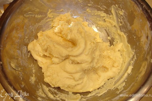 Отделить белки от желтков (4 яйца). Белки отложить. Желтки смешать с 0,5 ст. сахара и 200 г размягченного сливочного масла. Добавить 1 ч.л. соды, 2,5 ст. муки, ванильный сахар, замесить густое тесто. Убрать в морозилку на 15 минут.