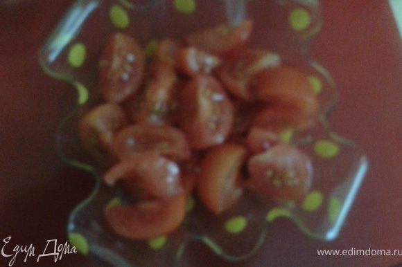 помидоры разрезать на 4 части