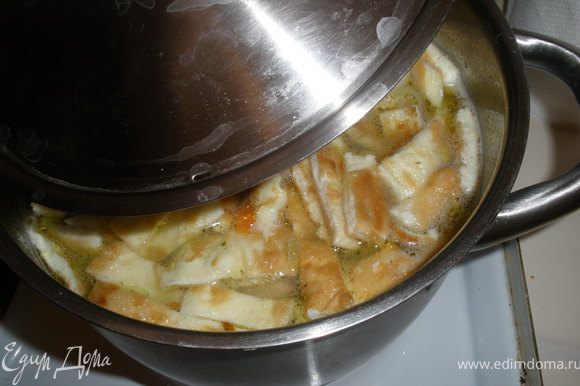 Бросаем в суп яичные ленты и выключаем плиту. Суп накрыть крышкой и дать ему постоять немного. Подавать с зеленью, приятного аппетита!!!