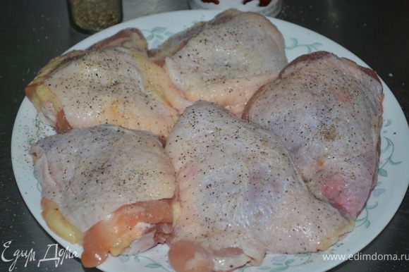 Кусочки курицы обсыпать солью и перцем.Жарить на на сред.огне(не на чугунной сковороде,из-за кислотности уксуса и помидор)! Жарить каждую сторону 5мин. Переложить курицу со сковороды на тарелку.