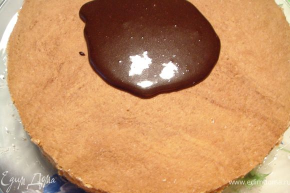 Для покрытия верхнего коржа приготовить шоколадную глазурь. Смешать все составляющие и прогреть на водяной бане. Остудить и распределить по поверхности торта.