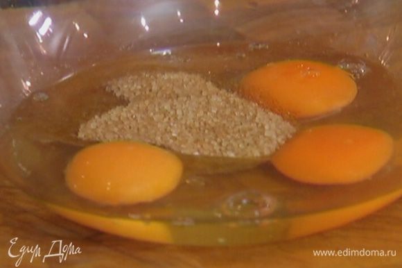 Яйца с сахаром взбивать миксером, постепенно вливая молоко, пока сахар полностью не растворится.