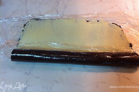 Пищевой пленкой или бумагой для выпечки застелить рабочую поверхность. Раскатать шоколадный слой в виде прямоугольника (приблизительно 19х22). Сверху нанести кокосовый слой.