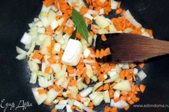 Крупно порезать лук, сельдерей и морковь. В большой кастрюле, в которой вы будете варить суп, обжарить на оливковом масле с добавлением 20 гр сливочного овощи с лавровым листом.