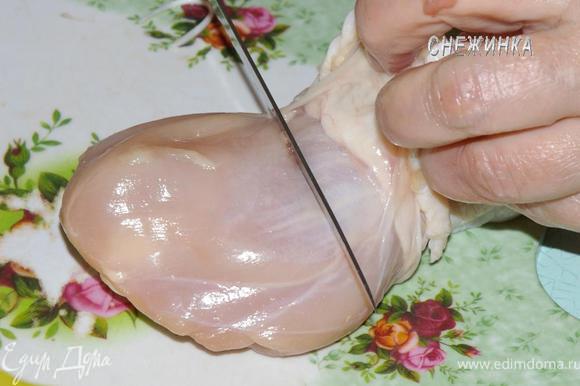 Вначале надо подготовить ножки к фаршированию. Стягиваем кожу с ножки в сторону кости, помогая ножом, надрезая слегка пленочку возле мяса, которая связывает его с кожей.