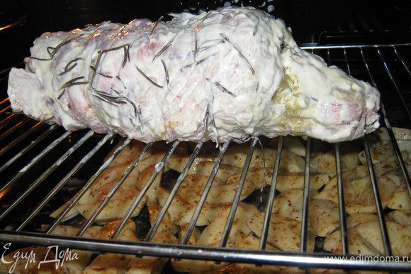 В майонез добавить розмарин и обмазать мясо. Положить на сетку и отправить в духовку. Картофель порезать на дольки, посолить и посыпать специями для картофеля. Положить на противень, отправить в духовку под решетку с мясом, чтоб жир стекал в картошку. Выпекать при температуре 180 градусов 2-2.5 часа. Приятного аппетита!