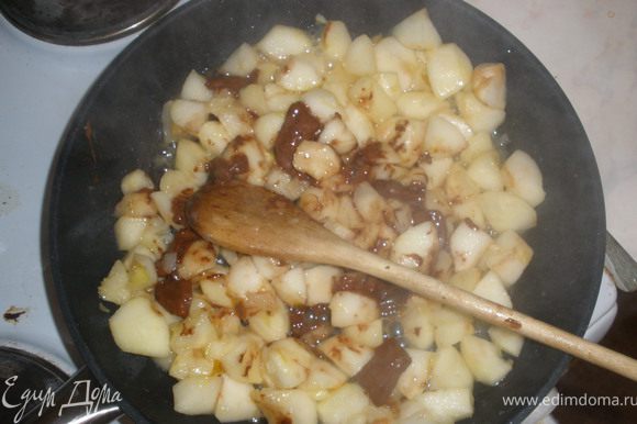На сковороду выкладываем масло и половину яблок. Обжариваем до мягкого состояния и добавляем корицу.