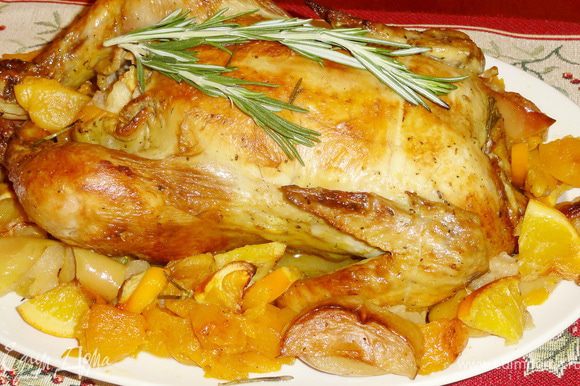 Положите булгур, кусочек курицы с фруктами на тарелку, обильно полейте образовавшимся соком после жарки… и наслаждайтесь ароматом и вкусом.