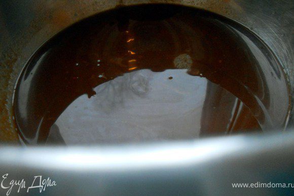 Масло и шоколад растопить на водяной бане, помешивая.