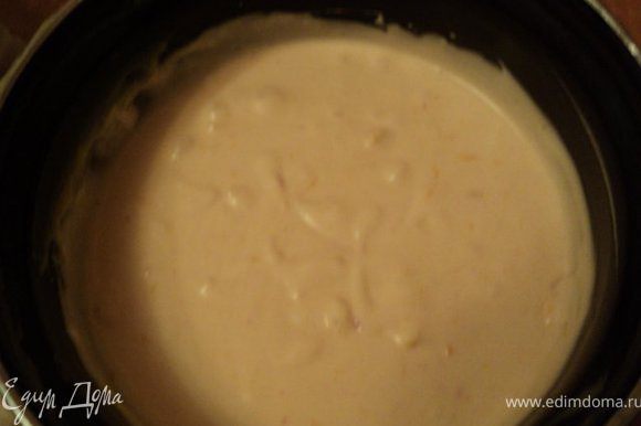 Взбить охлажденные сливки с йогуртом и сахаром, ввести по ложке заваренный апельсиновый крем.