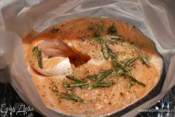 На овощи кладем рыбу и выливаем на нее остатки соуса.