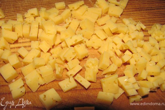 Твердый сыр мелко порезать.