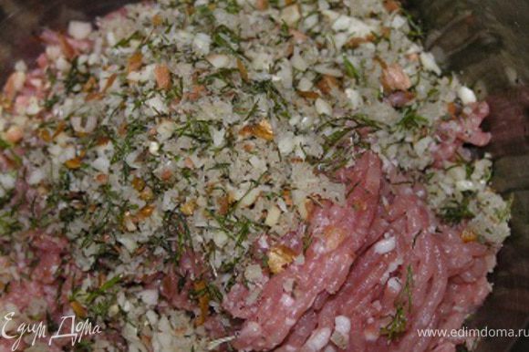 Свинину провернуть в мясорубке, добавить смесь из блендера, тшательно перемешать, посолить.