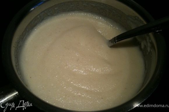 Молоко смешайте с сахаром, доведите до кипения и постоянно помешивая добавьте манную крупу и сварите достаточно густую кашу.
