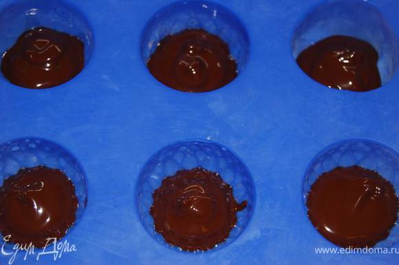 На водяной бане растопим 100г. шоколада и кофейной ложкой выложим в форму для конфет,заполняя ее на треть.