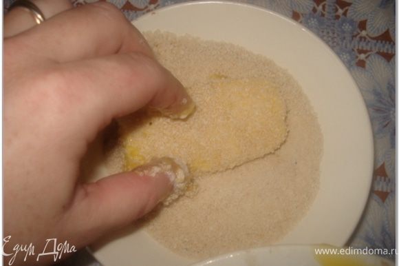 Затем в панировачных сухарях. обваливать нужно хорошо, чтобы сухари покрыли всю поверхность иначе сыр "убежит".