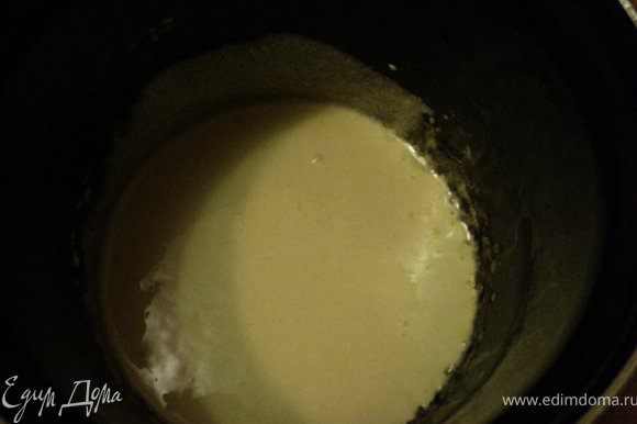 Яйца взбить с сахаром до полного растворения сахара, добавить растопленное сливочное масло.