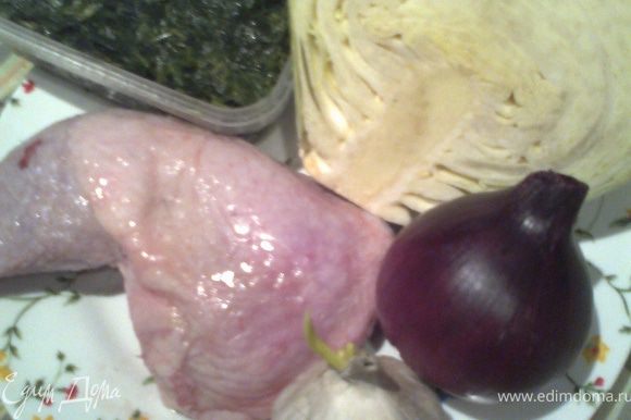 В это время сварить бульон на курице с луком и нашинковать капусту(в оригинале нет ни мяса,ни капусты!)