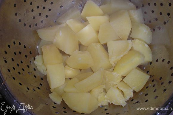 Картофель очищаем, нарезаем крупными кусками и отвариваем в подсоленной воде, не перевариваем, куски должны держаться целыми. Сливаем воду, в которой варился картофель.