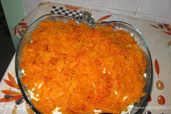 Морковь натереть длинными брусочками, или на крупную тёрку. Положить её в сковороду и слегка обжарить на рaстительном масле. Морковь должна остаться чуть хрустящей - когда сок от моркови испарится, можно снять сковородку с огня. Морковь остудить.