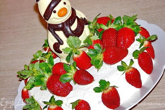 Можно украсить торт обмазав равномерно чуть более плотно взбитыми сливками с пудрой и половинками(по бокам) и целыми(сверху) ягодами клубники.