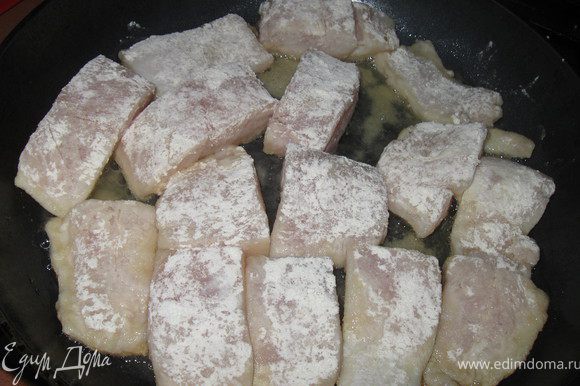 Нарезать рыбу на куски, обмазать солью,обвалять в муке , жарить на сковороде с двух сторон.