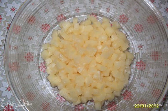 Нарезать средними квадратиками ананасы и мандарины.