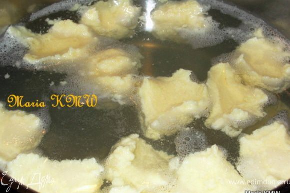 Вскипятить воду в большой кастрюле, сформировать клецки с грецкий орех, двумя ложками и выложить в кипящую воду. Уменьшить температуру и дать клецкам 15 минут повариться.