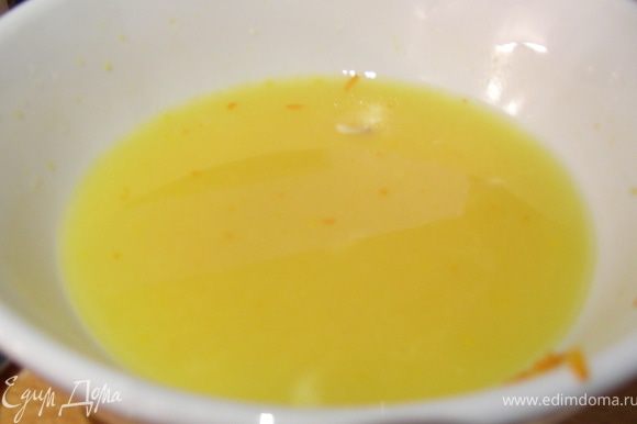 Выжимаем сок из лимона и апельсина, взбиваем его с 2 ст.л. растительного масла (я его не добавляла).