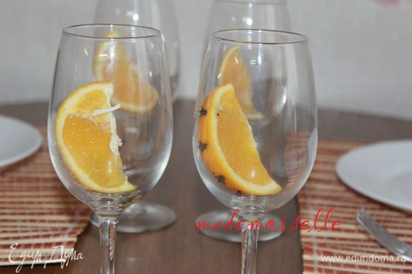 В каждый бокал положить ломтик апельсина и разлить аккуратно напиток. Он должен быть хорош для питья, не обжигать!