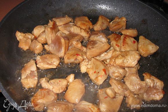 Замаринованное филе курицы обжариваем в оливковом масле минут 6-8. Разогреваем духовку до 175°C.