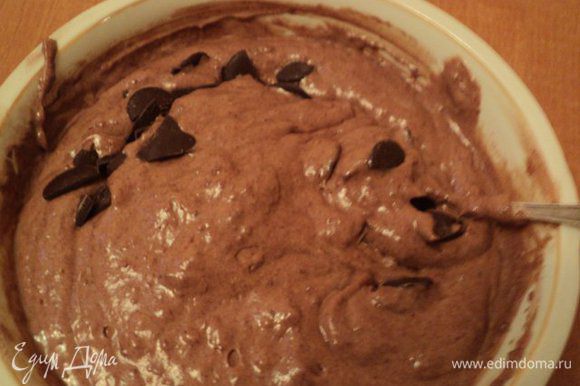 Ввести постепенно сухие ингредиенты, перемешать, добавить кипяток, еще раз перемешать и ввести шоколадные капли ( у меня поломанный кусочками кондитерский шоколад).