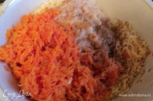 Ко второй части фарша добавить натертую на мелкой терке вареную морковь, 1/3 тертого сыра, кориандр и мускатный орех.