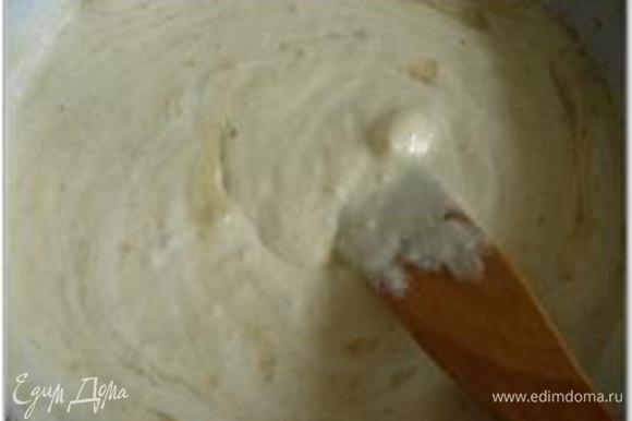 Влить бульон со сливками и тушить, закрыв крышкой, 10 минут. Затем добавить 2/3 тертого сыра и желтки. Приправить солью, перцем и 1 ст.л. лимонного сока.