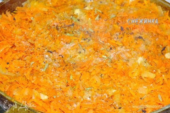 Морковь натереть на терке. Когда лук обжарится, добавляем к нему морковь. В овощи добавляем соль, сахар, растираем сухой базилик.