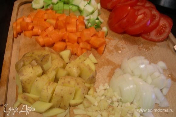 Нут с вечера замачиваем в холодной воде. Морковь, картофель, кабачок, лук режем кубиками. Чеснок и имбирь измельчаем. Помидоры режем кружочками.
