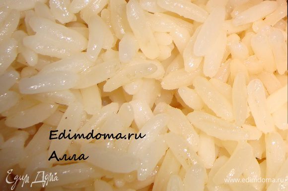Берем стакан риса и готовим его вот по этому рецепту http://www.edimdoma.ru/recipes/35667, только масло не добавляем. Когда рис будет готов, вынимаем кастрюлю из печи, открываем её - пусть остывает.