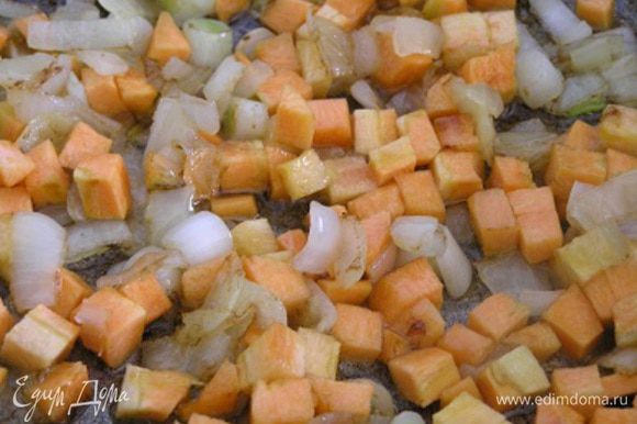 Приготовить соус болоньезе. В сковороде на оливковом масле обжарить мелко нарезанный лук, добавить нарезанную маленькими кубиками морковь.