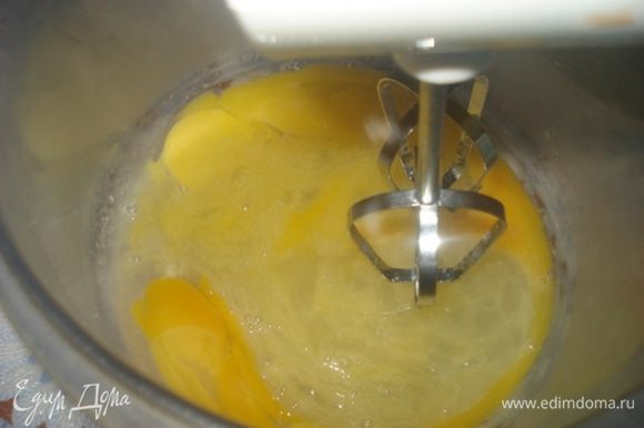 Блины с мясом по ГОСТу: Размешать яйца, соль и сахар с половиной холодного молока.