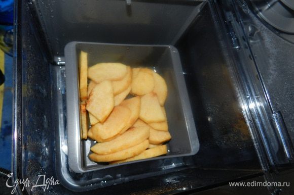 Положить в любую посуду, которая поместится в вашу пароварку. Парить: айву - 25-30 мин, яблоки - грушу - 15 мин.