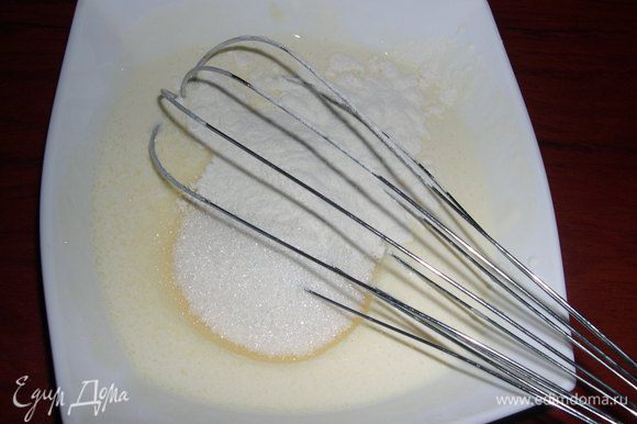 Приготовьте намазку: в миску положите сметану, яйца, сахар, соду и муку, перемешайте. Готово!