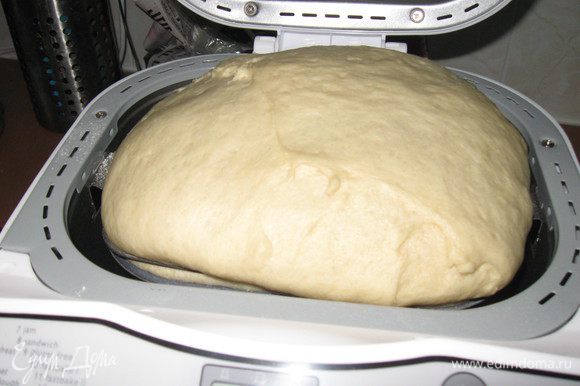 Тесто замесите в хлебопечке, комбайне или руками. Дайте подойти 1–1,5 часа. Дрожжевое тесто для сосисок должно быть мягким и податливым. В процессе выпечки оно еще увеличится в размере.