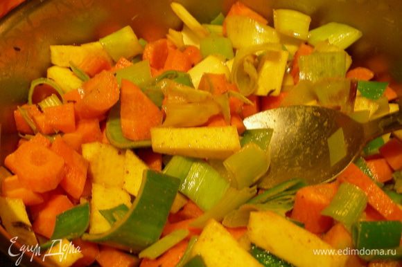 Морковь и пастернак нарезаем кубиками и добавляем в кастрюлю, обжариваем все вместе пару минут. Заливаем бульоном и варим на среднем огне до мягкости овощей. В конце добавляем томатную пасту.