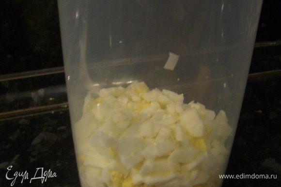 Режем яйцо соломкой, или режем их овощерезкой на сломку (так быстрее).
