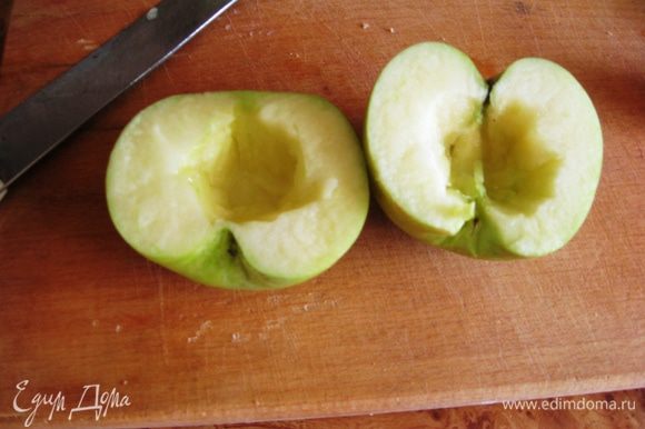 Яблоки режем пополам, вырезаем сердцевину и режем дольками.