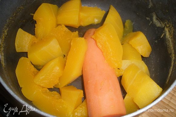 Тыкву с морковкой отвариваем до готовности. остудить и протереть на мелкой терке или в блендере.