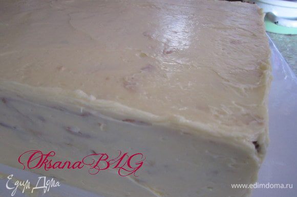 Покрыть масляным кремом (300 гр. масла взбить, добавить 1/2 б. сгущенного молока, еще раз взбить).