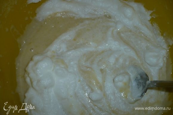 За основу коржей я взяла рецепт Оксанки "ванильного шифонового бисквита" http://www.edimdoma.ru/recipes/25159. Только не добавляла лим.кислоту при взбивании белков.